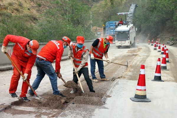 复工复产抢"速度" 公路养护争"春光"——红河公路局春季养护忙