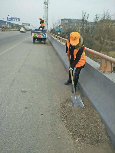 丰县交通运输局 丰县公路养护公司备足防滑料做好除雪防滑工作准备