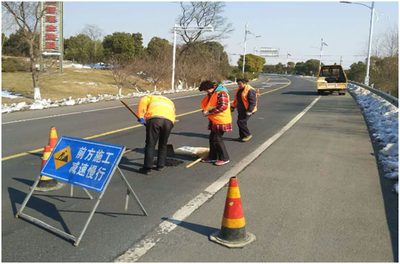 区公路养护部门及时修补公路坑洞 确保春运安全畅通