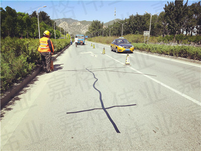 嘉格公路贴缝带让道路养护不再苦、脏、累