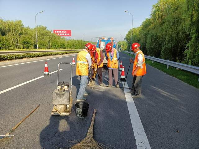 东台公路人 战高温酷暑 保公路畅通
