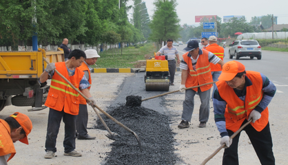 汉台公路段加强秋季公路养护提升通行质量