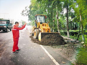 县路政执法大队与县公路养护部门在天等至大新公路开展联合巡查清障