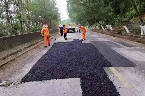 西林 强化雨季公路养护 保障公路安全畅通
