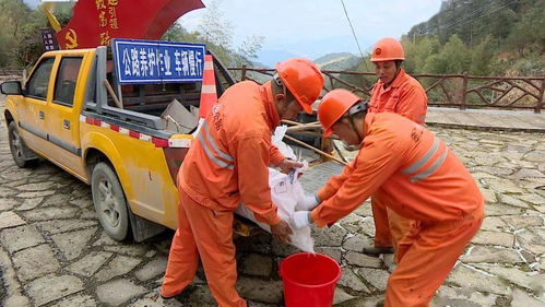 寒潮来袭 公路养护工人加强巡查 确保山区道路交通安全