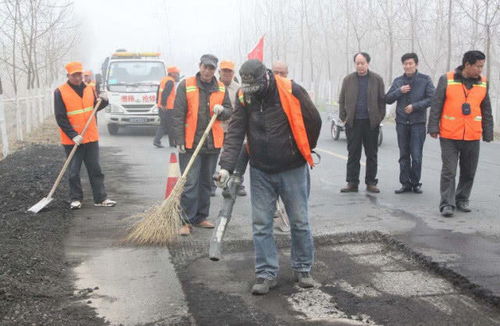 公路养护员工资只有1500,为何却没人辞职,员工 傻子才离职
