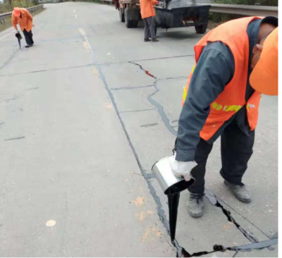 加强日常养护 保公路安全畅通