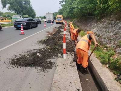 高温下坚守一线,江南公路二站持续做好养护工作