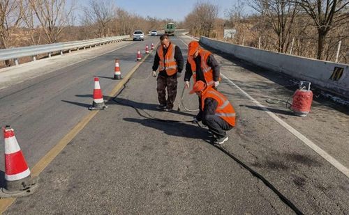 西峰公路段加强冬季公路养护保畅通