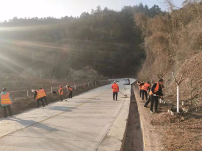 强化公路养护管理 推进路域环境整治
