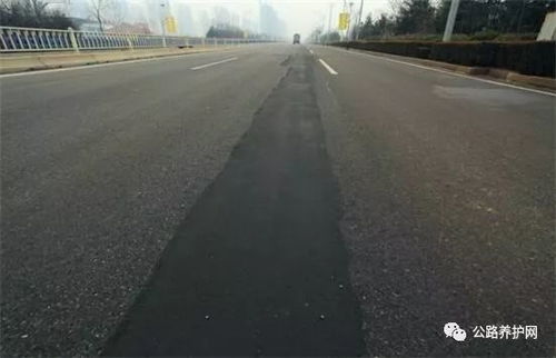 公路养护网 这条路的网裂用这样低成本方法处治,效果你马上看下