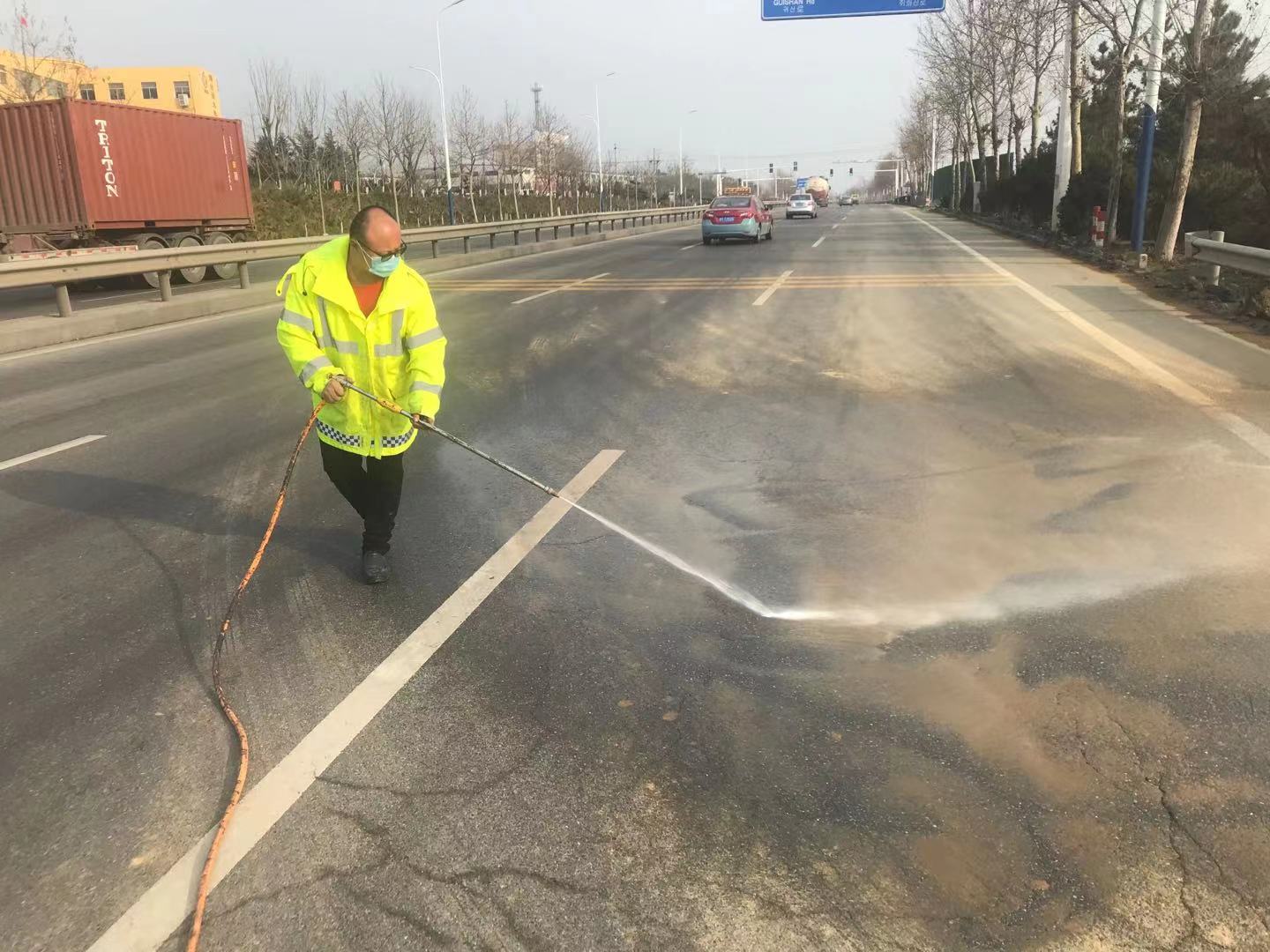 平凡的养路工 --高新区公路建设养护中心 牟忠凯