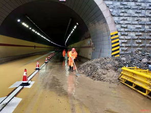 公路养护网 天降暴雨酿险情,披雨迎风保路通