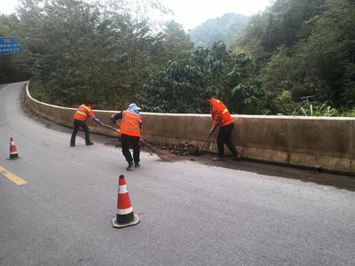 秋季养护提质效 公路面貌换新颜