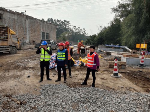 把好公路 安全关 颜值关 , 尽心尽责守护春运 回家路