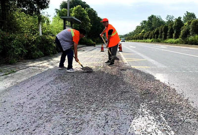 安徽巢湖:公路养护人战高温斗酷暑保道路通畅