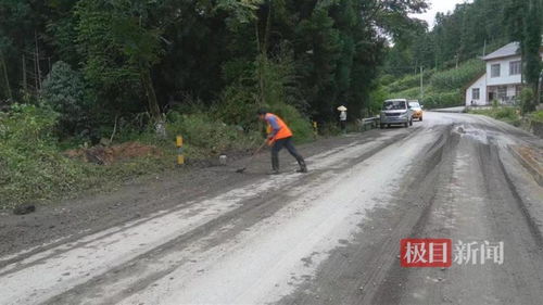 烈日下的公路养护员 手动清理落石淤泥,已坚守公路一线32年